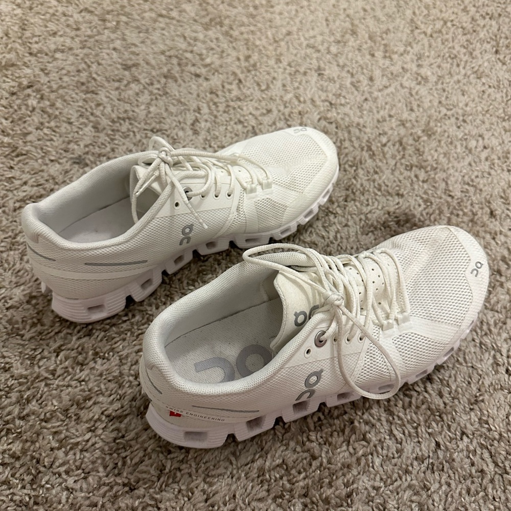 White on clouds 2.0 - women’s size 6.5
